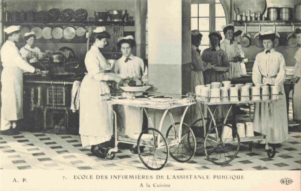 CPA PARIS, École des Infirmières de l'Assistance Publique, A la cuisine (75011)