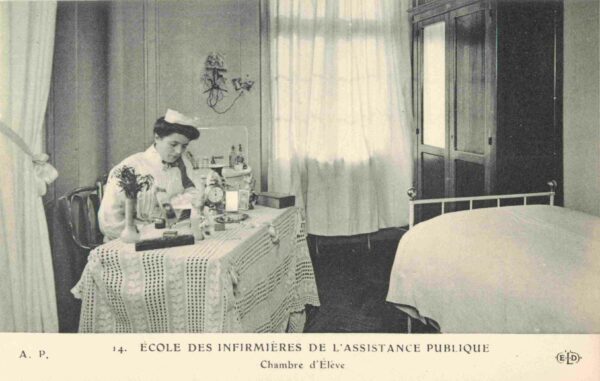 CPA PARIS, École des Infirmières de l'Assistance Publique Chambre d'Éleve