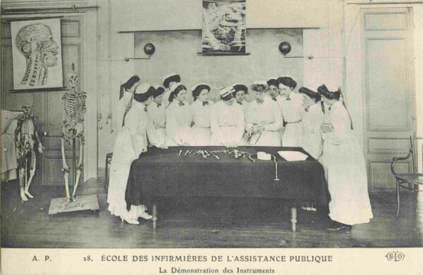 CPA PARIS, École des Infirmières, La démonstration des Instruments (75011)