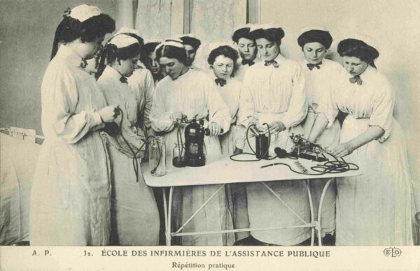 CPA PARIS, École des Infirmières de l'Assistance Publique, Répétition pratique