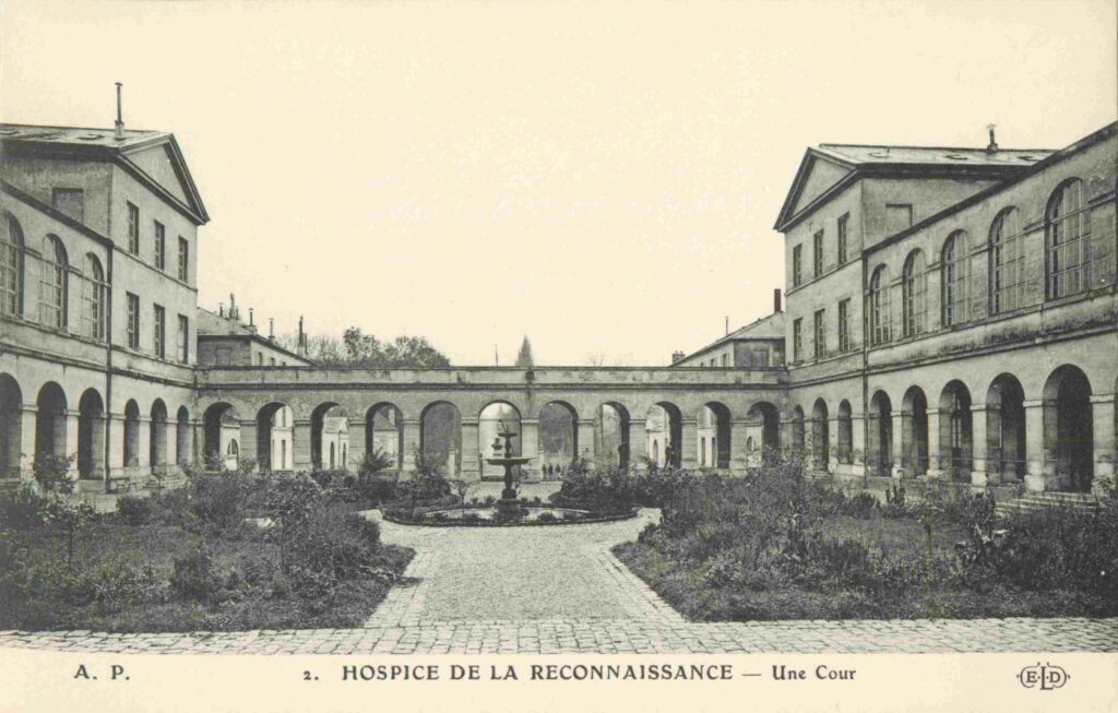 CPA GARCHES Hauts-de-Seine, Hospice de la Reconnaissance, Une Cour (92380)