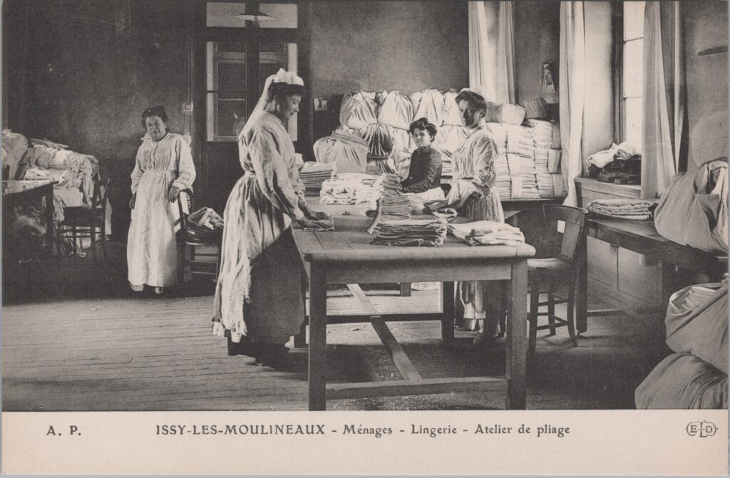 CPA ISSY-Les-MOULINEAUX, Hospice des Petits Ménages, Lingerie Atelier de pliage