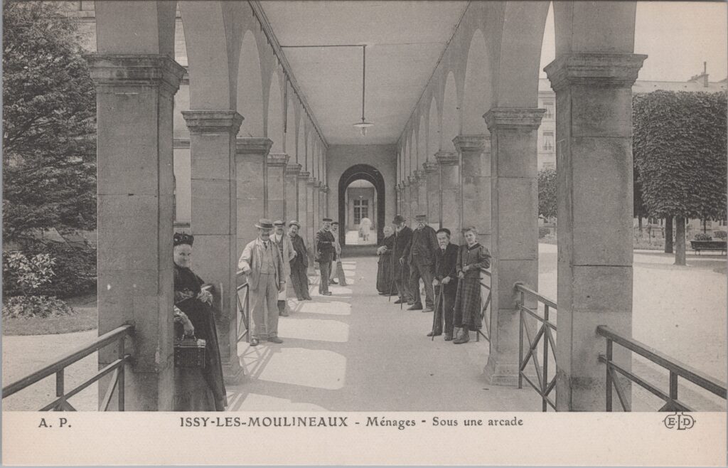 CPA ISSY-Les-MOULINEAUX, Hospice des Petits Ménages, Sous une arcade (92130)