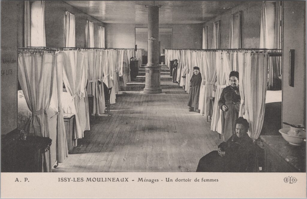 CPA ISSY-Les-MOULINEAUX, Hospice des Petits Ménages, Un dortoir des Femmes