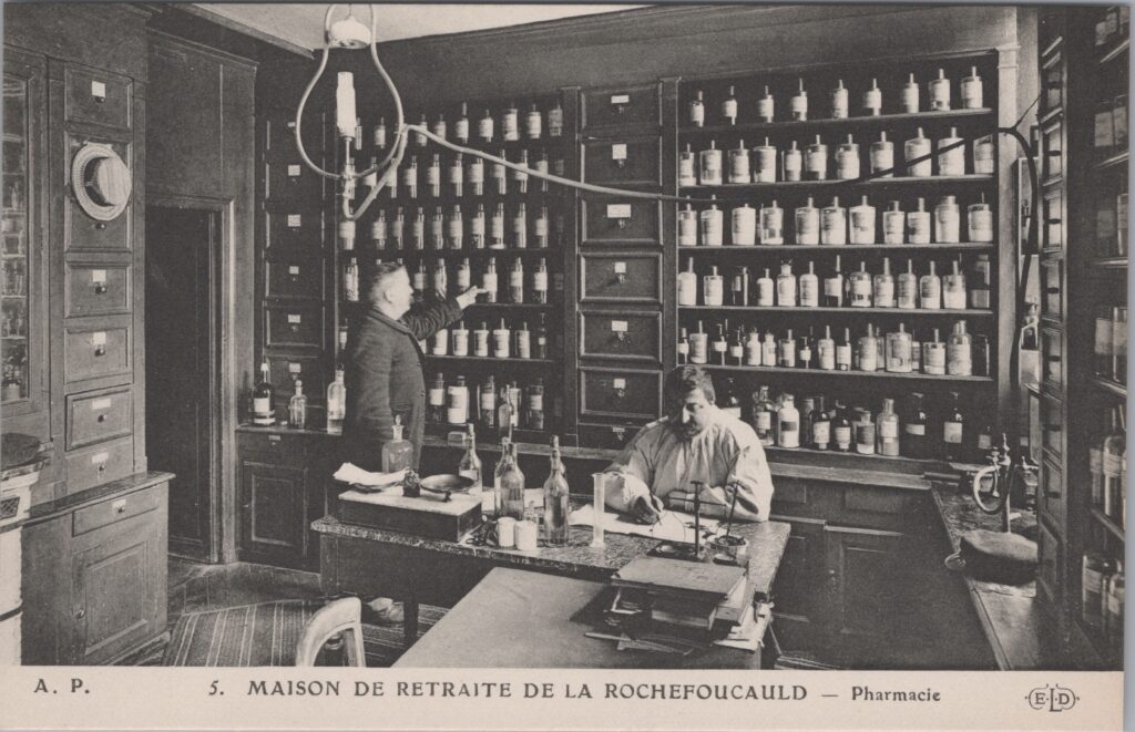 CPA PARIS, Maison de retraite de la Rochefoucauld, Pharmacie (75014)