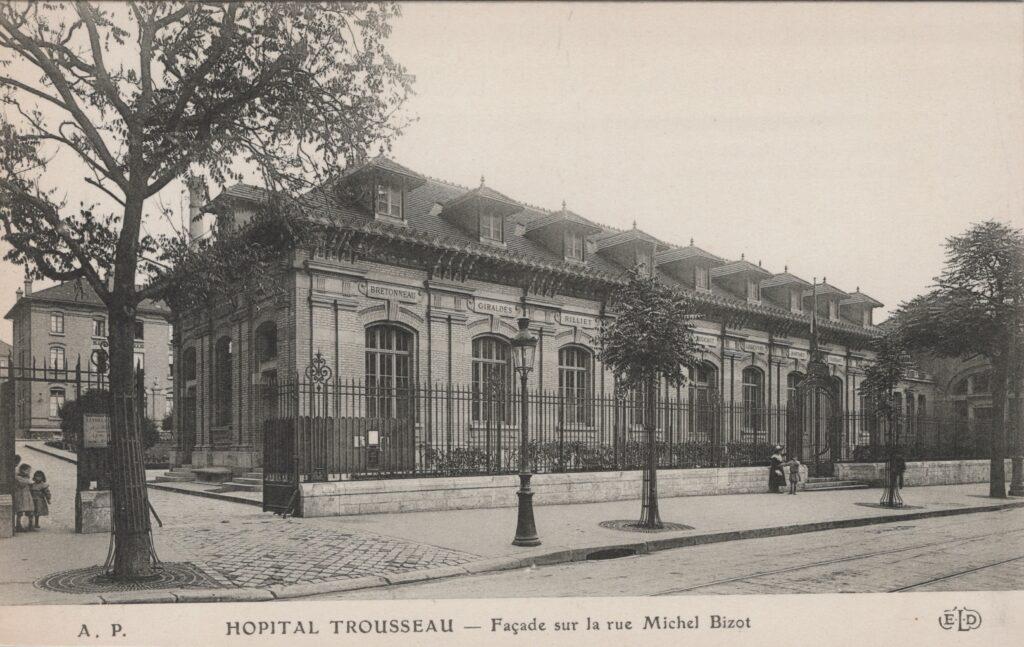 CPA PARIS, Hopital Trousseau, Façade sur la rue Michel Bizot (75012)