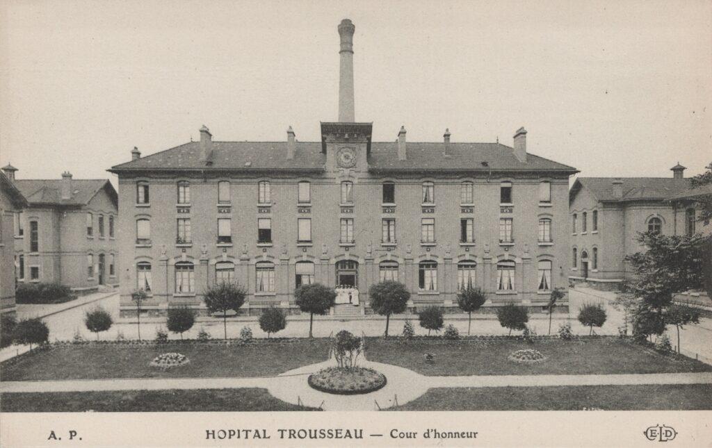 CPA PARIS, Hopital Trousseau, Cour d'honneur (75012)