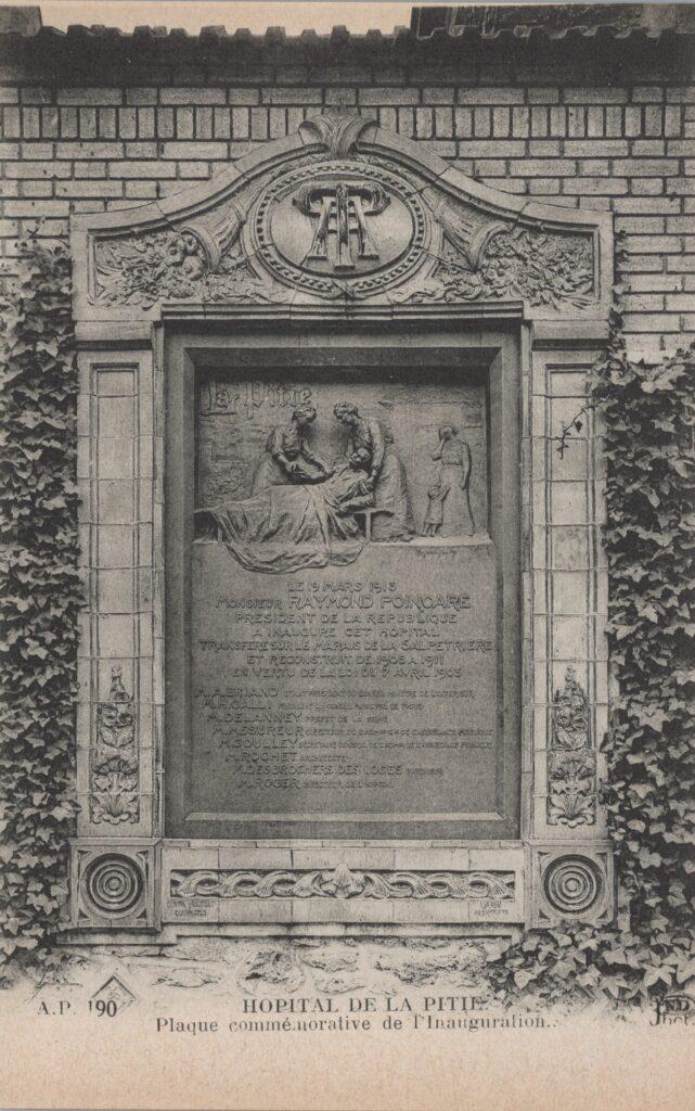 CPA PARIS, Hôpital de la Pitié, plaque commémorative de l'inauguration (75013)