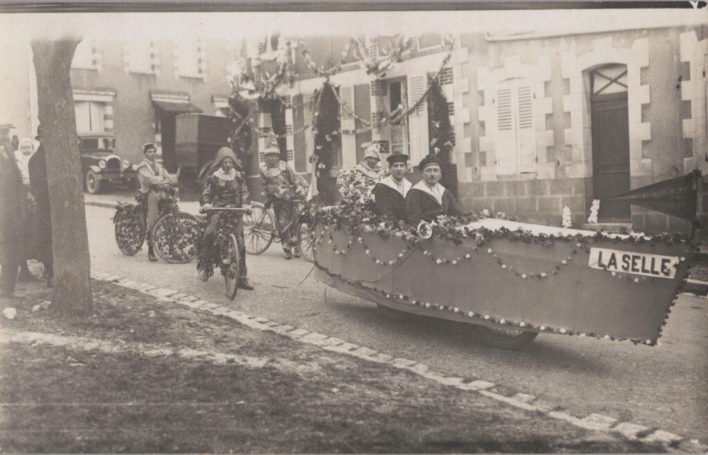 Carte Photo Loiret, La Selle-sur-le-Bied (45210) centenaire de Madame Bezault