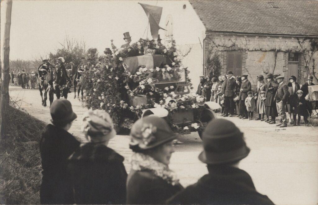 Carte Photo Loiret, La Selle-sur-le-Bied (45210) centenaire de Madame Bezault