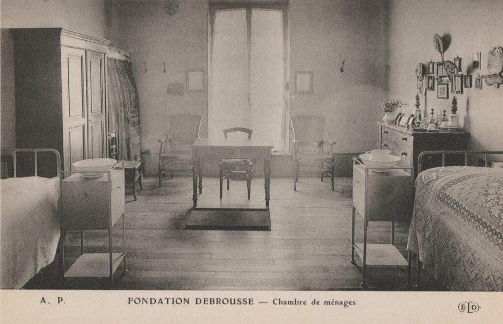 CPA PARIS, Fondation Debrousse - Chambre de ménages (75020)