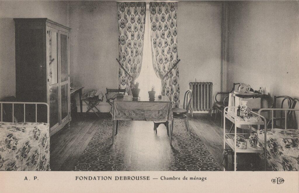 CPA PARIS, Fondation Debrousse - Chambre de ménage (75020)