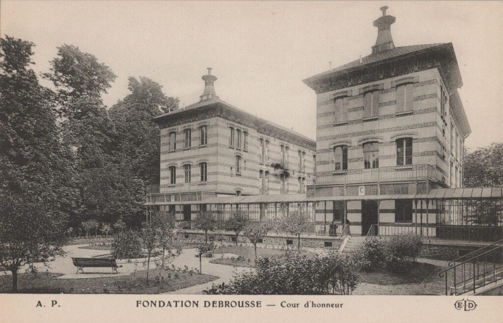 CPA PARIS, Fondation Debrousse - Cour d'honneur (75020)