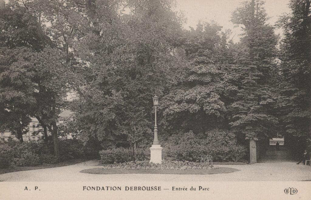 CPA PARIS, Fondation Debrousse - Entrée du Parc (75020)