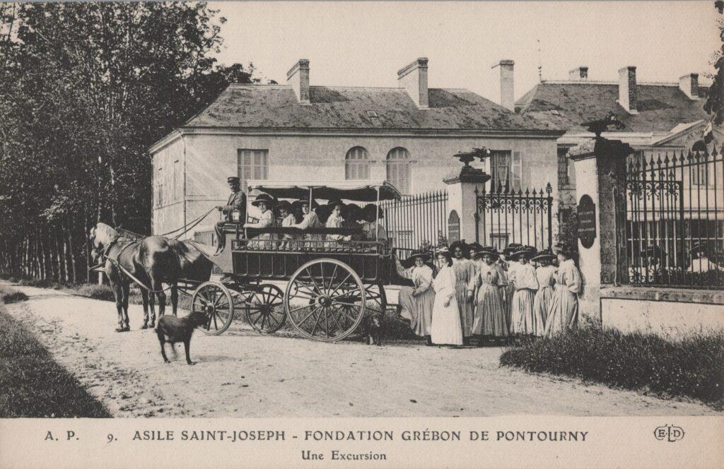 CPA Beaumont-en-Véron, Fondation Grébon de Pontourny, Une Excursion (37420)