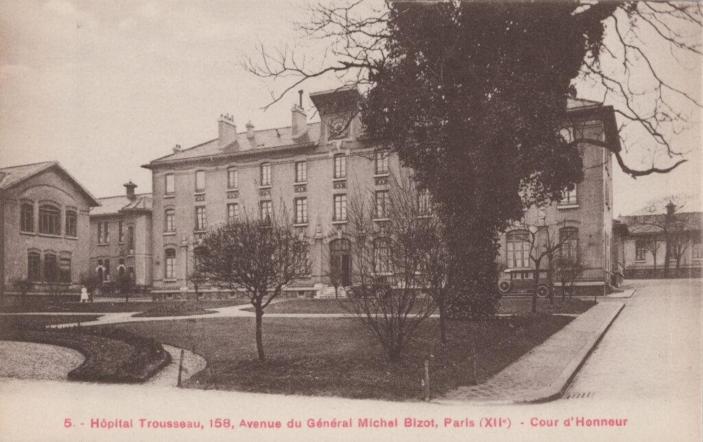 CPA PARIS, Hôpital Trousseau, Cour d'Honneur (75012)