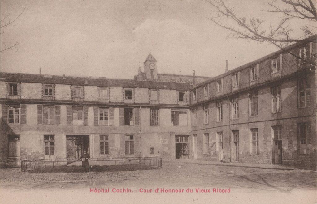 CPA PARIS, Hôpital Cochin, Cour d'Honneur du Vieux Ricord (75014)