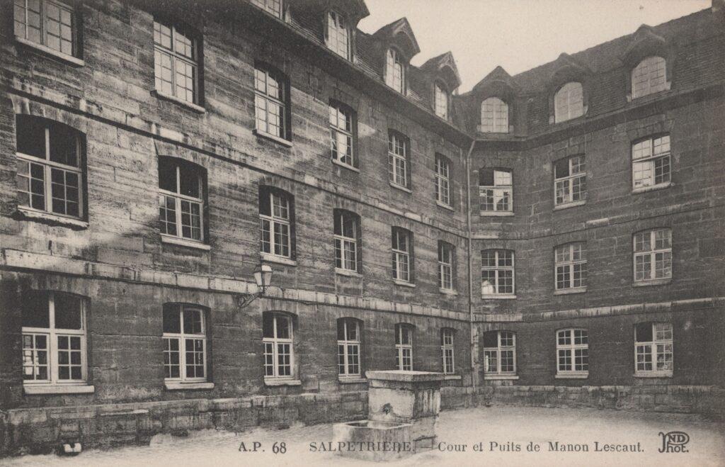 CPA PARIS, Hôpital La Salpétrière, Cour et Puits de Manon Lescaut (75013)