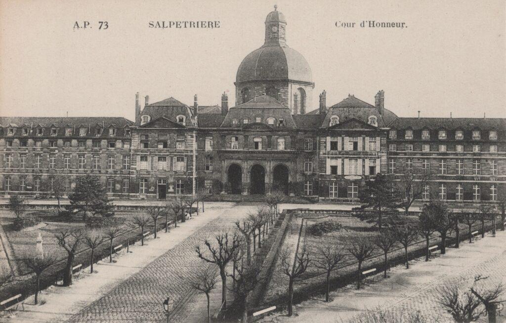 CPA PARIS, Hôpital La Salpétrière, Cour d'Honneur (75013)