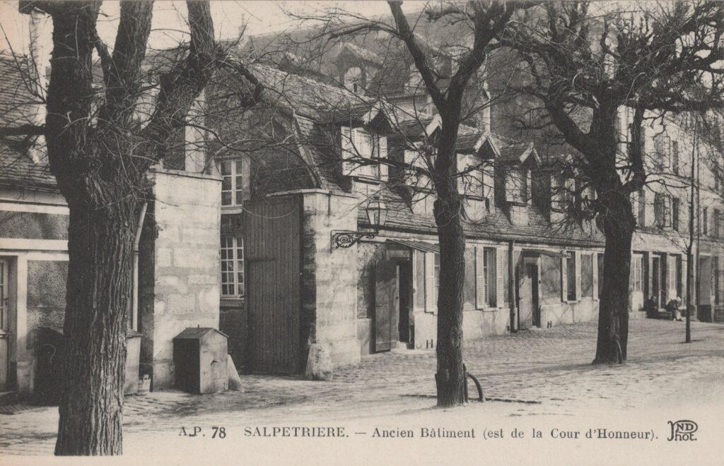 CPA PARIS, Hôpital La Salpétrière, Ancien Bâtiment ( est de la Cour d'Honneur )