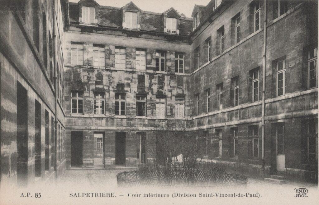 CPA PARIS, Hôpital La Salpétrière, Cour intérieure division St-Vincent-de-Paul